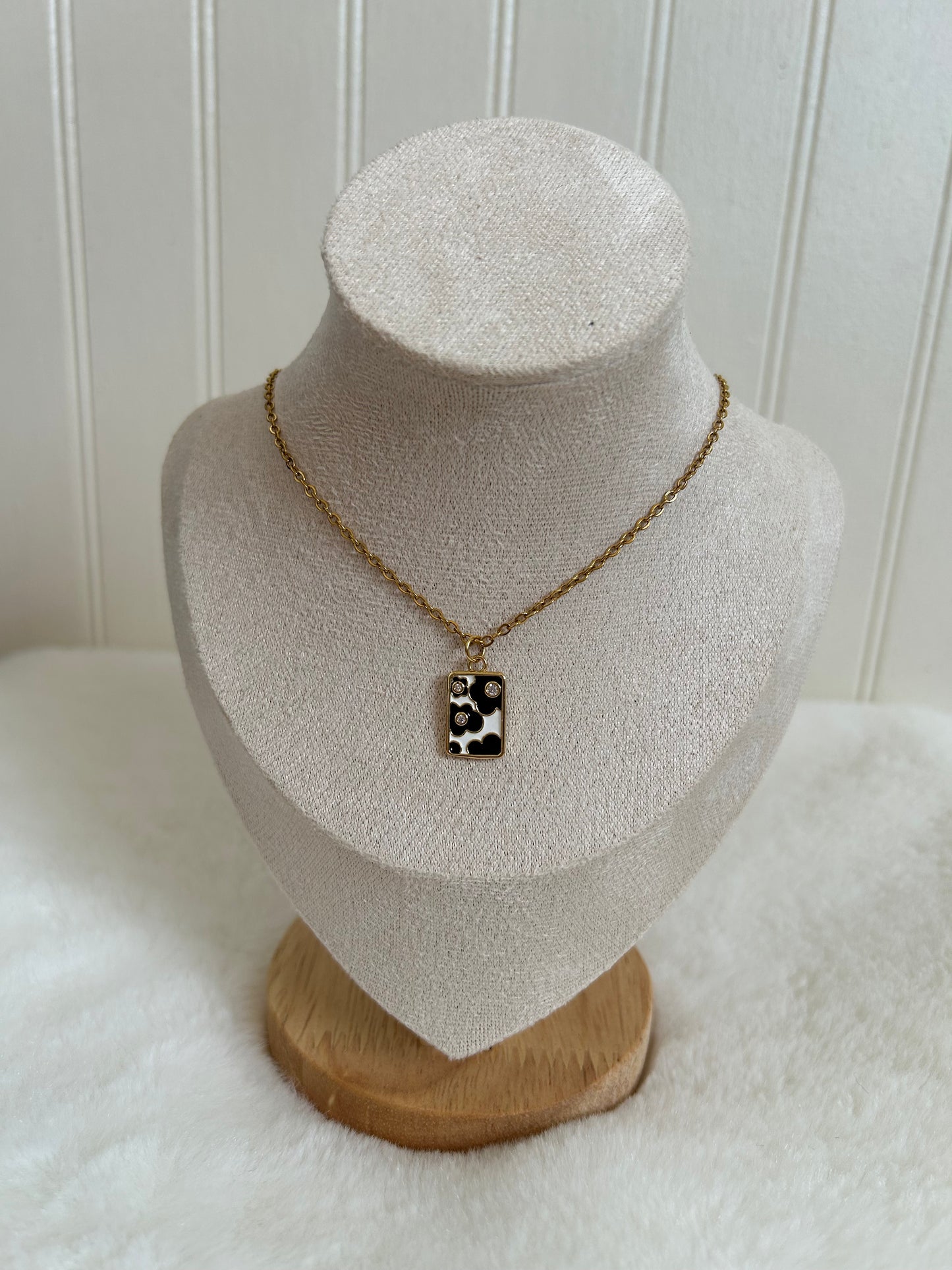 Black flowers necklace