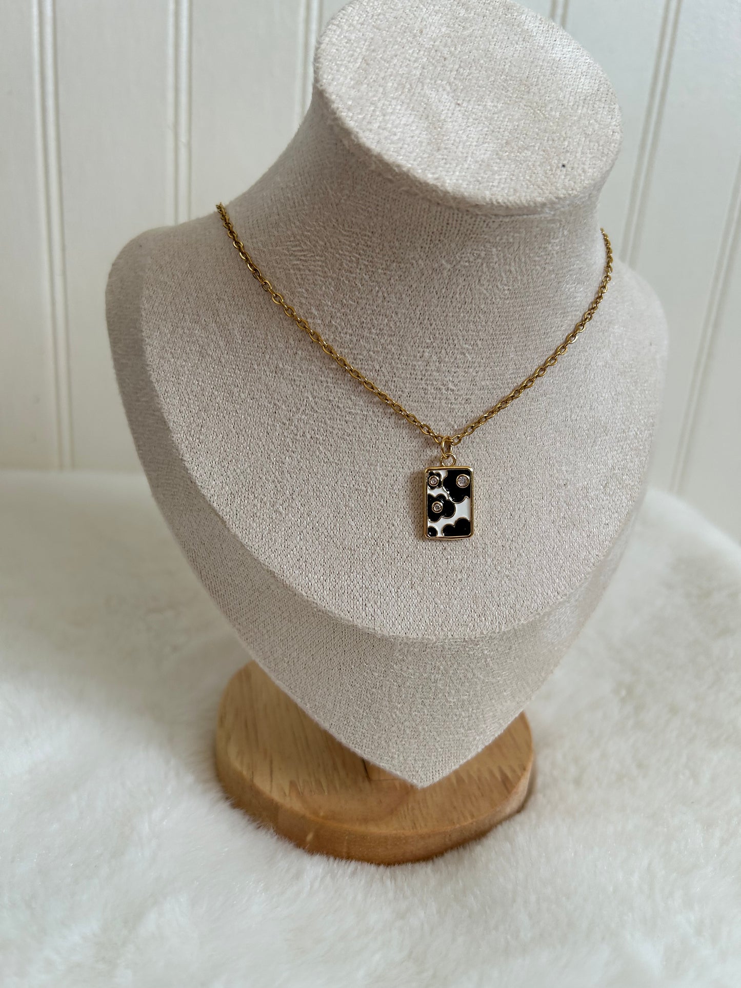 Black flowers necklace